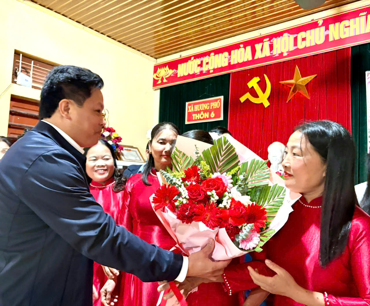 Trao mô hình gà sinh kế, ra mắt Câu lạc bộ “Phụ nữ với pháp luật” tại Chi hội Phụ nữ thôn 6 xã Hương Phố  