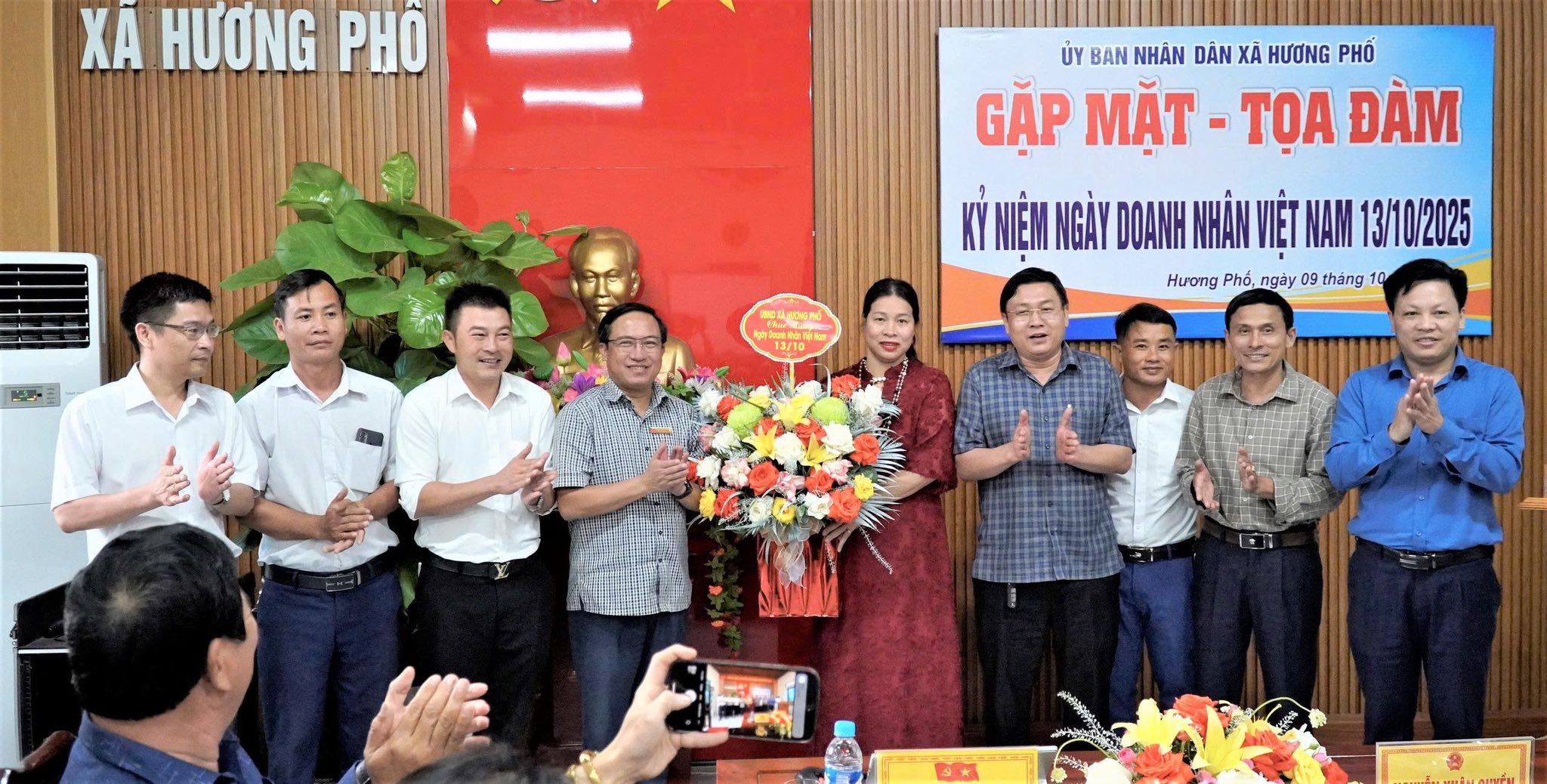 XÃ HƯƠNG PHỐ TỔ CHỨC GẶP MẶT, TỌA ĐÀM KỶ NIỆM NGÀY DOANH NHÂN VIỆT NAM