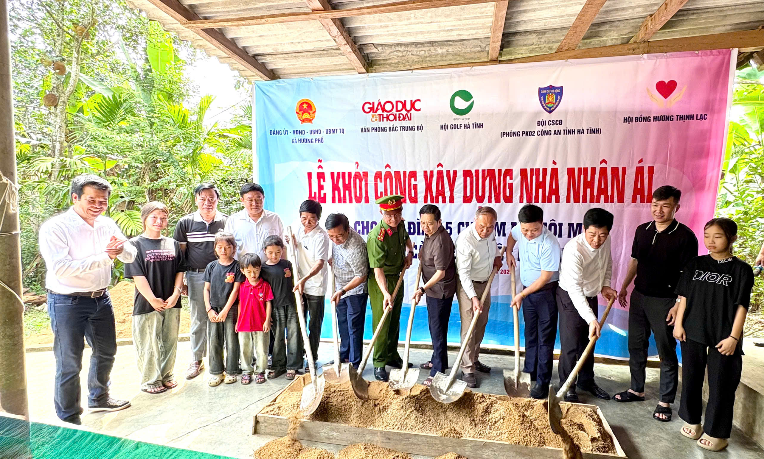 Xã Hương Phố khởi công xây dựng Nhà nhân ái cho gia đình 5 chị em mồ côi mẹ có hoàn cảnh đặc biệt khó khăn ở thôn Đông Thịnh