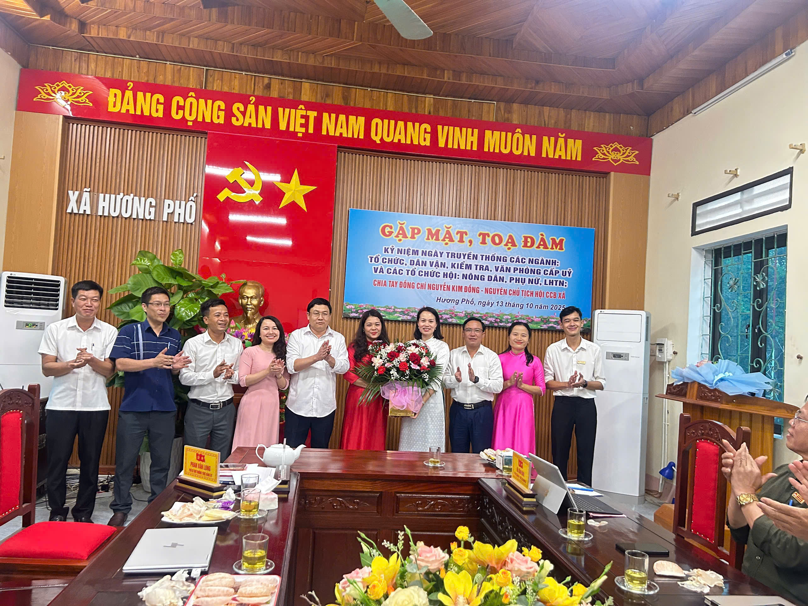 ĐẢNG ỦY XÃ HƯƠNG PHỐ TỔ CHỨC GẶP MẶT NGÀY TRUYỀN THỐNG CÁC NGÀNH, ĐOÀN THỂ NĂM 2025