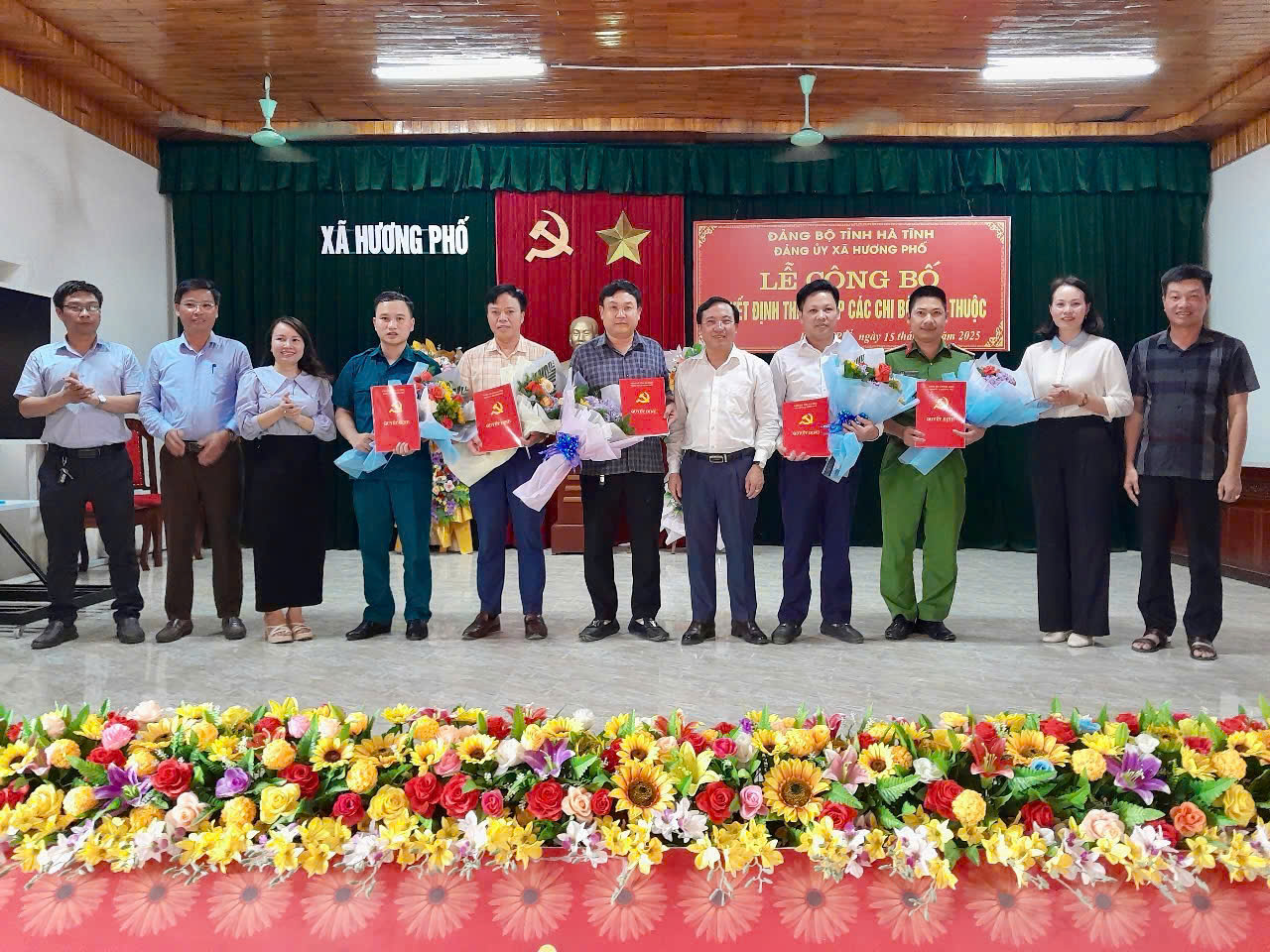 Đảng bộ xã Hương Phố tổ chức Lễ công bố quyết định thành lập các chi bộ trực thuộc Đảng ủy