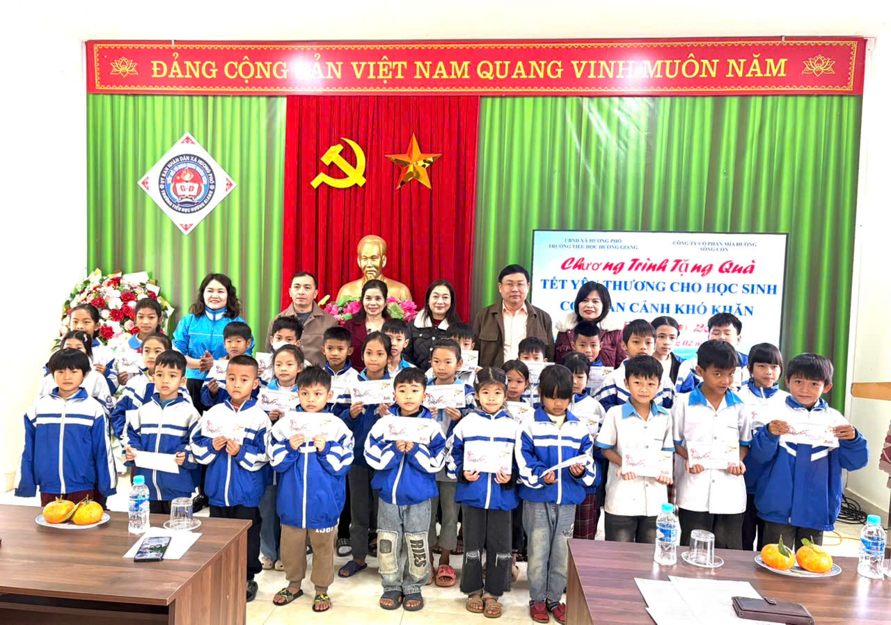 Công ty Cổ phần mía đường Sông Con trao quà Tết yêu thương tại Trường Tiểu học Hương Giang