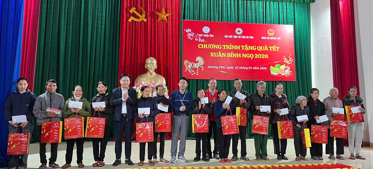 Quỹ Thiện Tâm – Tập đoàn Vingroup trao 300 suất quà Tết cho các hộ nghèo, cận nghèo và hộ có hoàn cảnh khó khăn xã Hương Phố