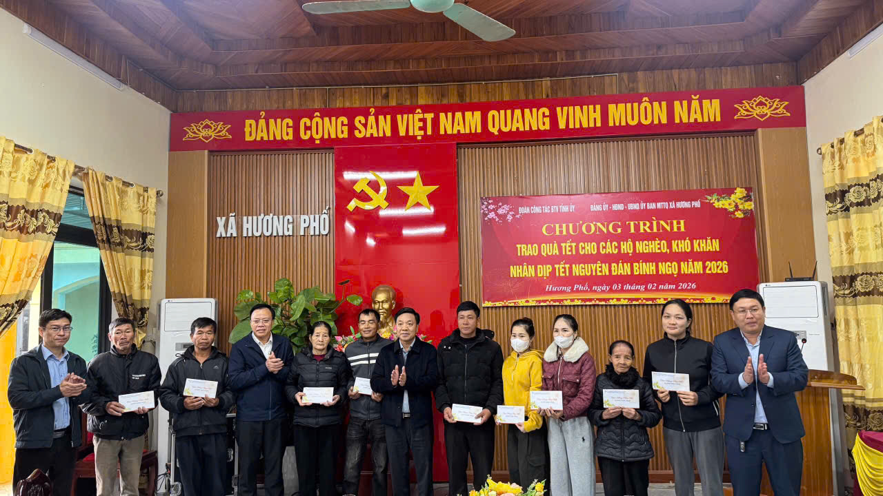 Đoàn công tác số 12 của Ban Thường vụ Tỉnh ủy tặng quà tại xã Hương Phố  