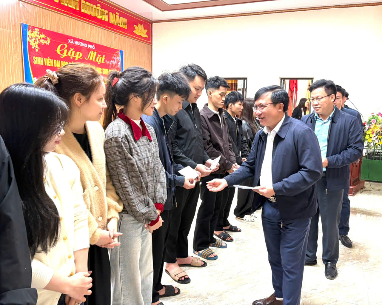 Lãnh đạo xã Hương Phố gặp mặt, tuyên dương sinh viên năm thứ nhất và học sinh giỏi tỉnh năm học 2025–2026