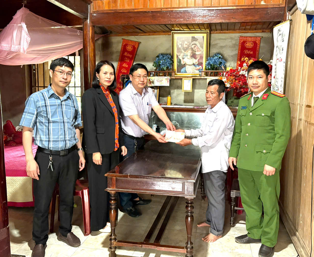 Đồng chí Nguyễn Xuân Quyền- Phó Bí thư Đảng ủy – Chủ tịch UBND xã Hương Phố thăm hỏi, trao quà Tết cho các đối tượng chính sách