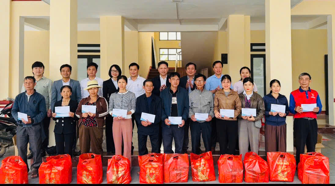 Hội đồng hương Hương Thuỷ tại Hà Nội trao quà Tết cho hộ nghèo, hộ khó khăn