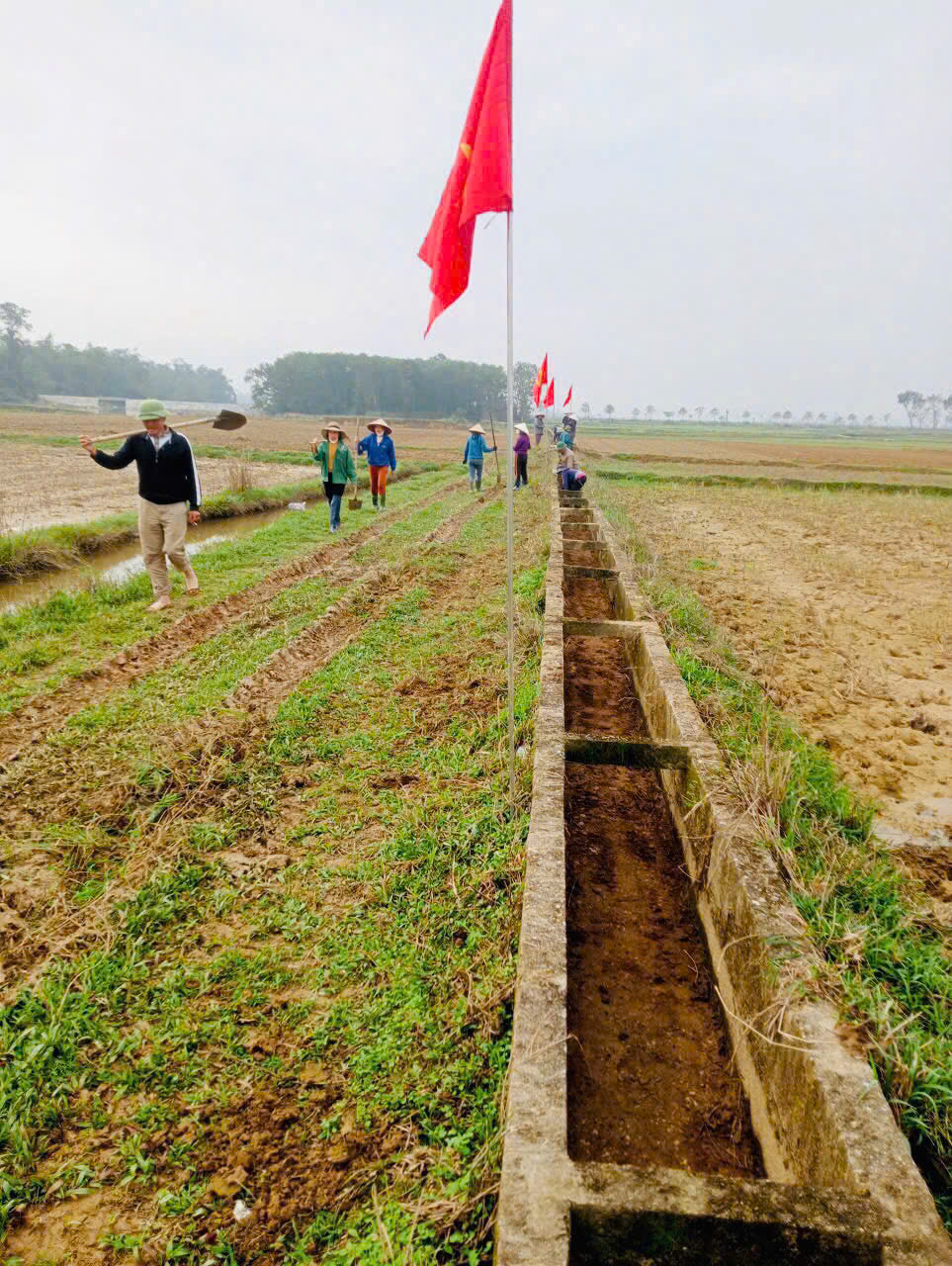 Bà con nông dân xã Hương Phố ra quân làm thủy lợi nội đồng phục vụ sản xuất vụ Xuân 2026