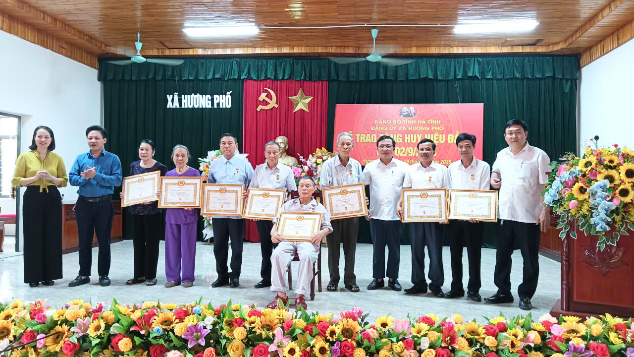 XÃ HƯƠNG PHỐ TỔ CHỨC TRAO TẶNG HUY HIỆU ĐẢNG VÀ QUÁN TRIỆT CÁC CHỈ THỊ, NGHỊ QUYẾT