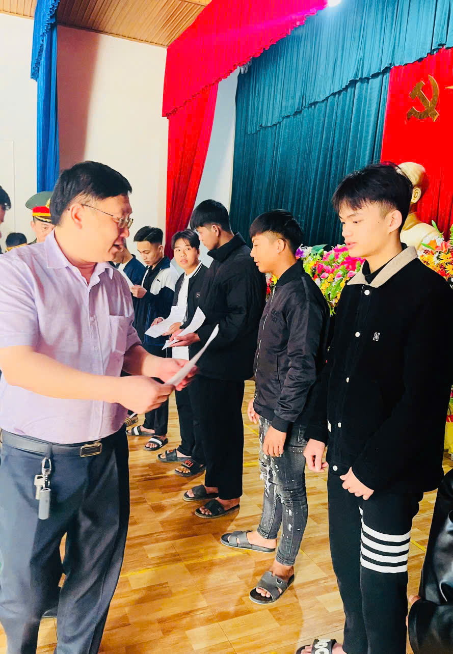 Xã Hương Phố trao quyết định gọi công dân nhập ngũ năm 2026