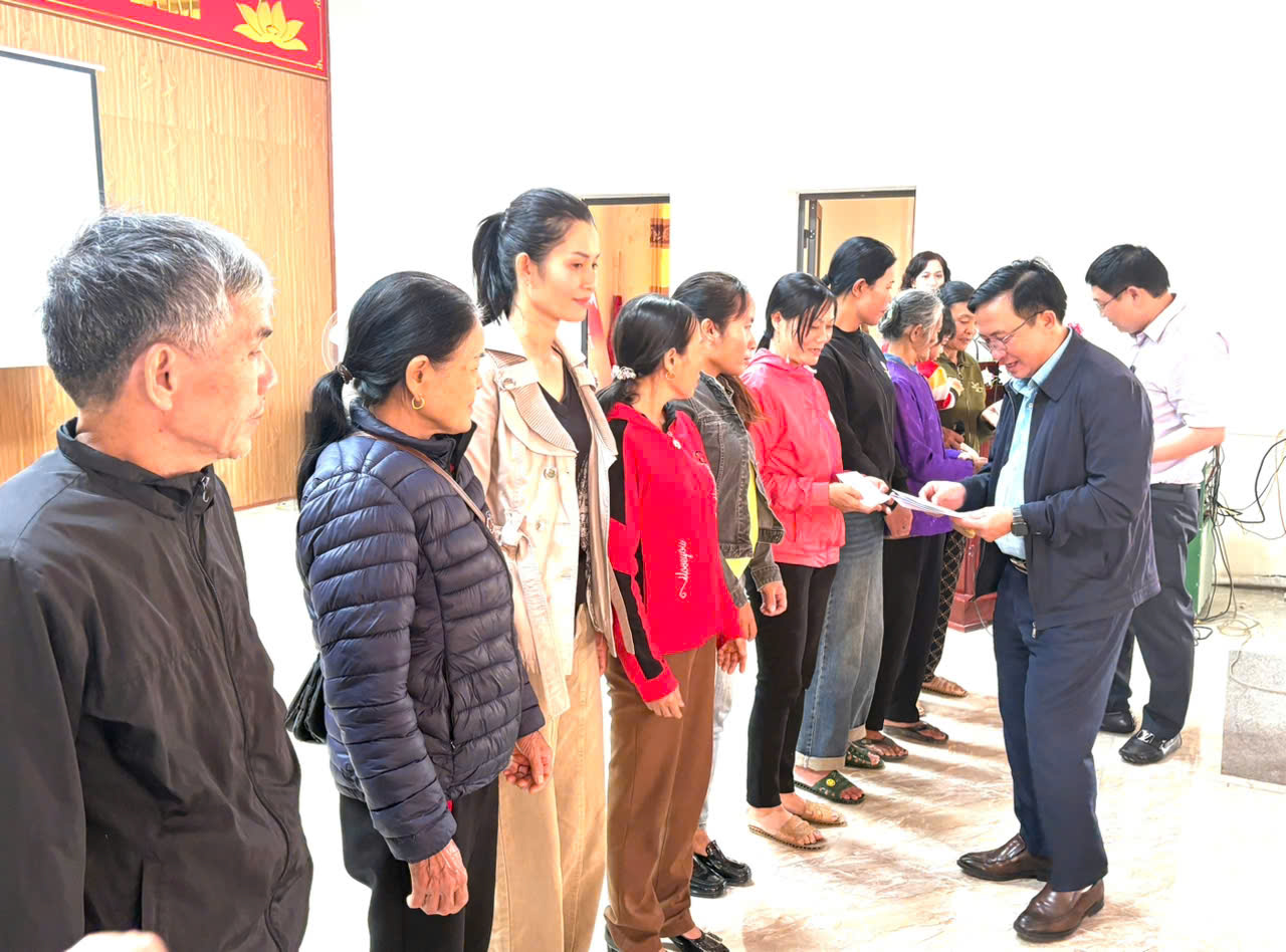 Đồng chí Lê Ngọc Huấn - Giám đốc Sở Nông nghiệp và Môi trường tỉnh kết nối, trao 182 suất quà Tết cho hộ nghèo xã Hương Phố