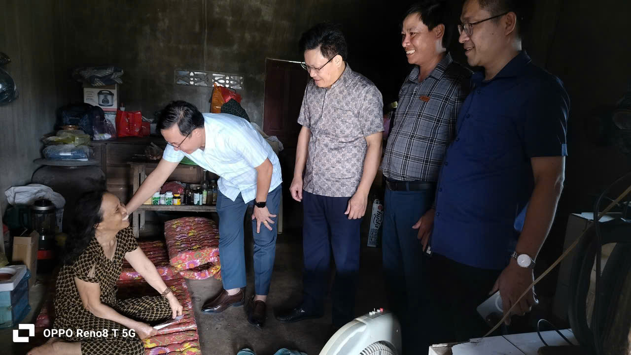 Lãnh đạo xã Hương Phố thăm hỏi, động viên các gia đình chính sách sau bão số 10