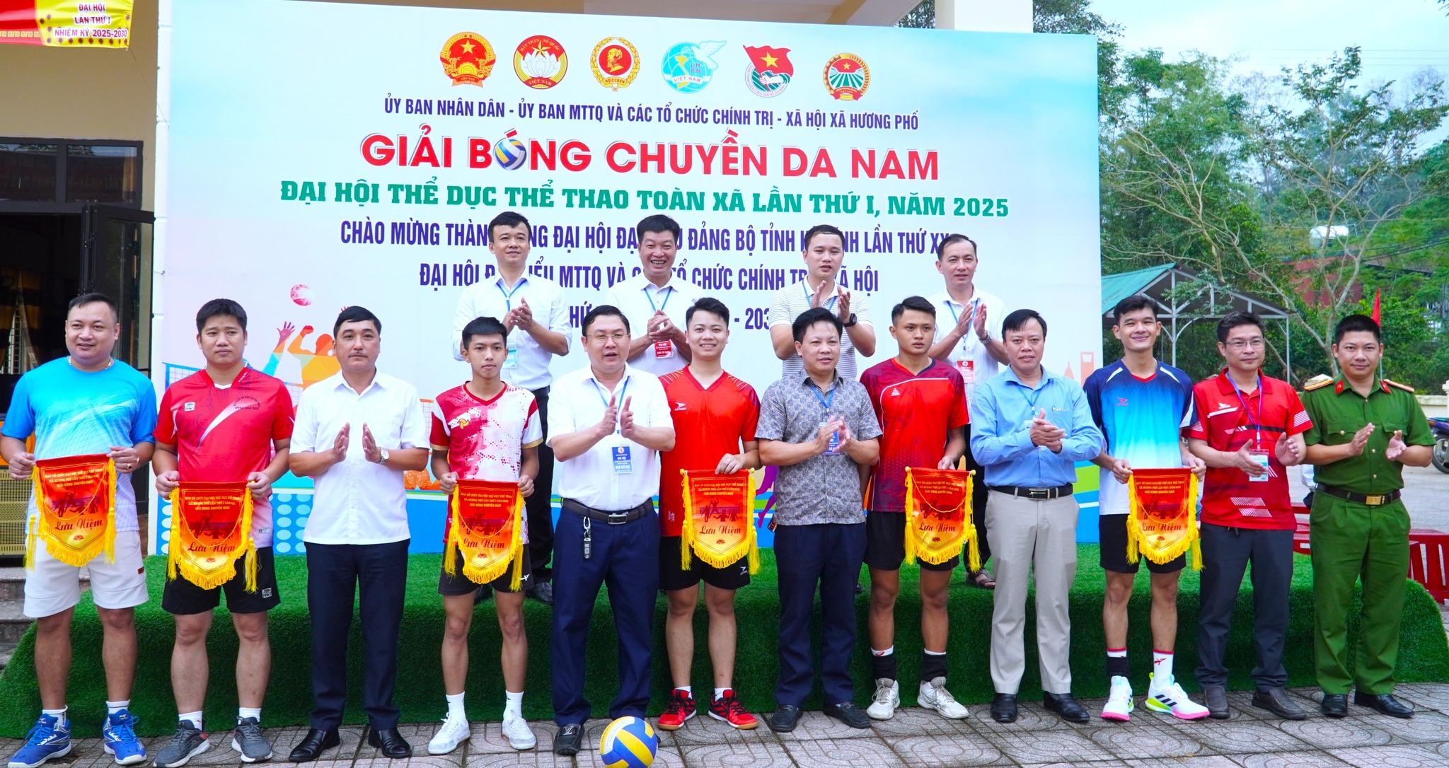 Hương Phố sôi nổi tổ chức Giải bóng chuyền da nam chào mừng các sự kiện trọng đại