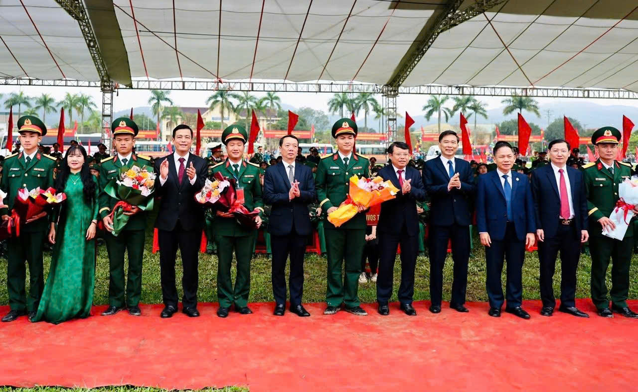  20 thanh niên ưu tú xã Hương Phố tự hào lên đường nhập ngũ bảo vệ Tổ quốc