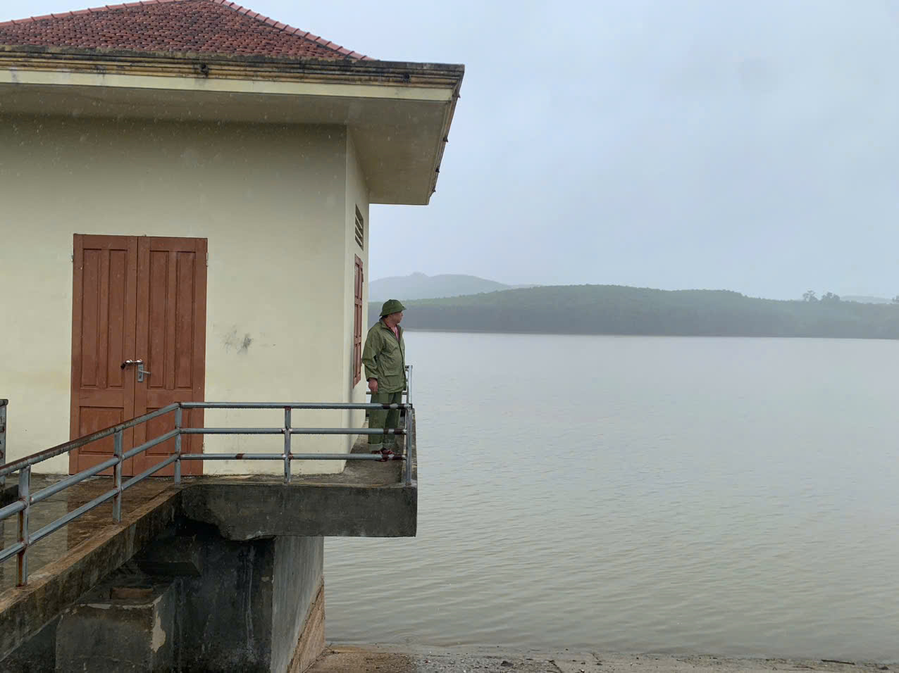 Lãnh đạo xã kiểm tra công tác phòng, chống áp thấp nhiệt đới tại các hồ đập
