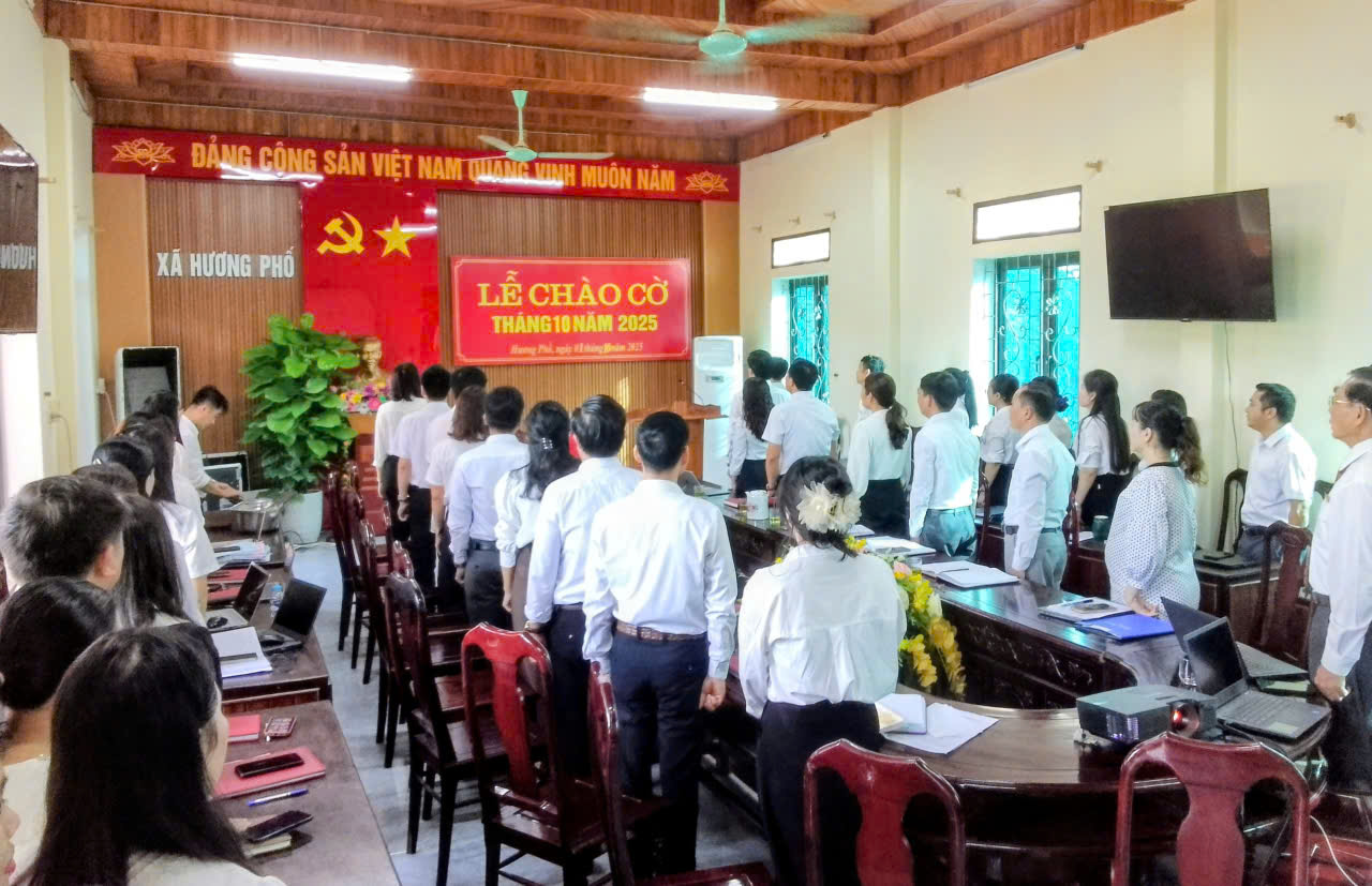 UBND xã Hương Phố tổ chức lễ chào cờ tháng 10 và phát động xây dựng Quỹ tiết kiệm học tập và làm theo lời Bác