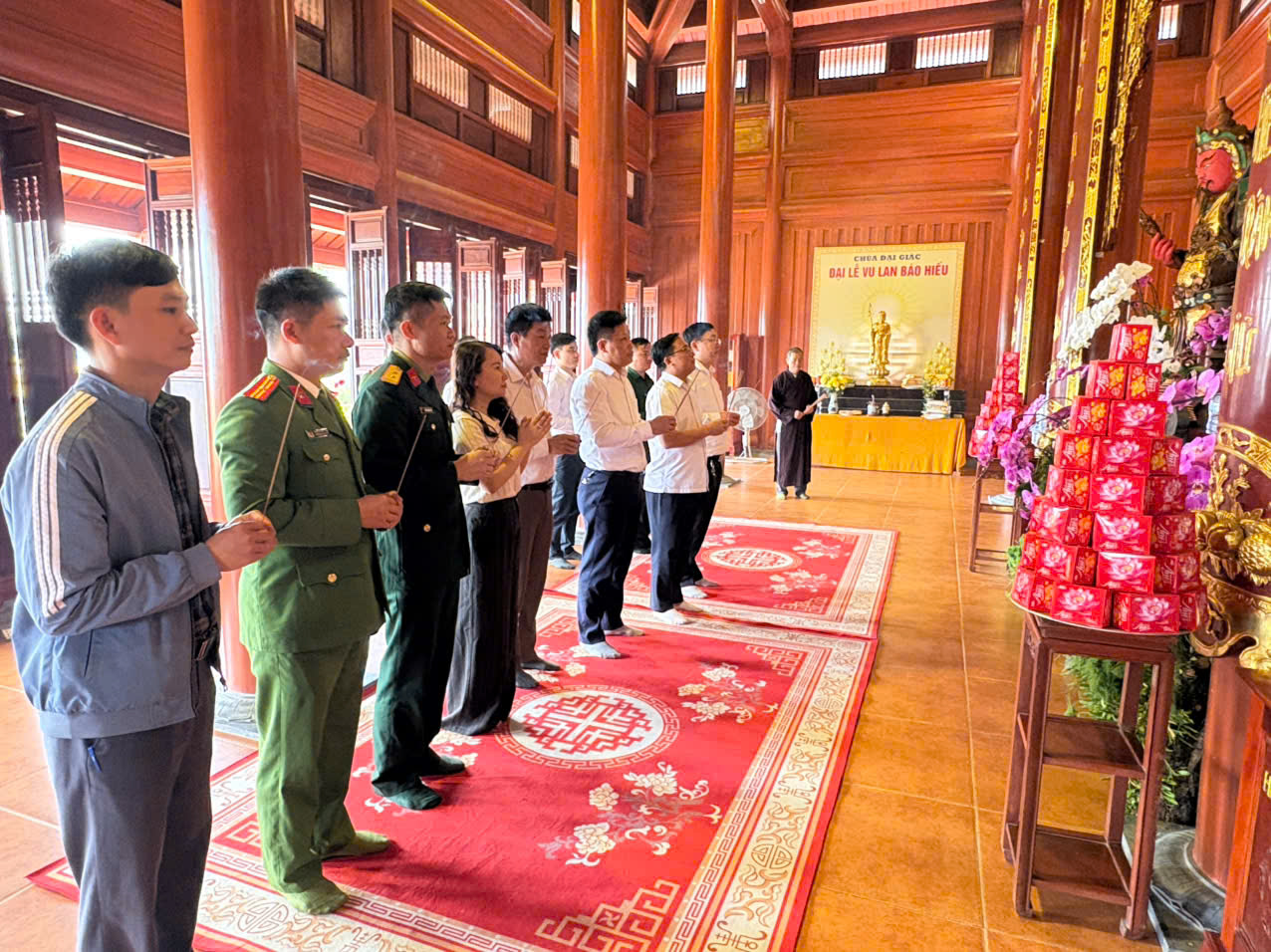 Lãnh đạo xã Hương Phố dâng hương, chúc mừng các cơ sở tôn giáo nhân dịp Tết Nguyên đán Bính Ngọ 2026