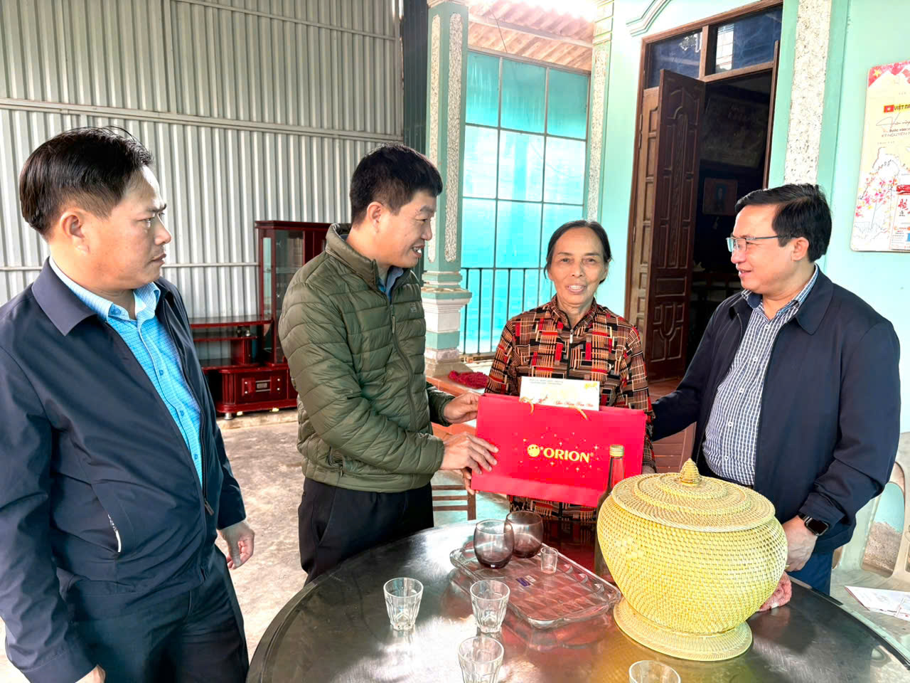 Đồng chí Bí thư Đảng ủy, Chủ tịch HĐND xã Hương Phố tặng quà các đối tượng chính sách nhân dịp Tết cổ truyền của dân tộc