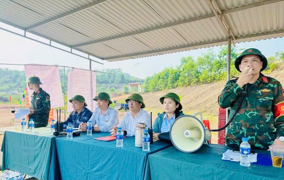 Đồng chí Hà Văn Đàn dự, động viên kiểm tra bắn đạn thật và đánh thuốc nổ của lực lượng Dân quân cơ động