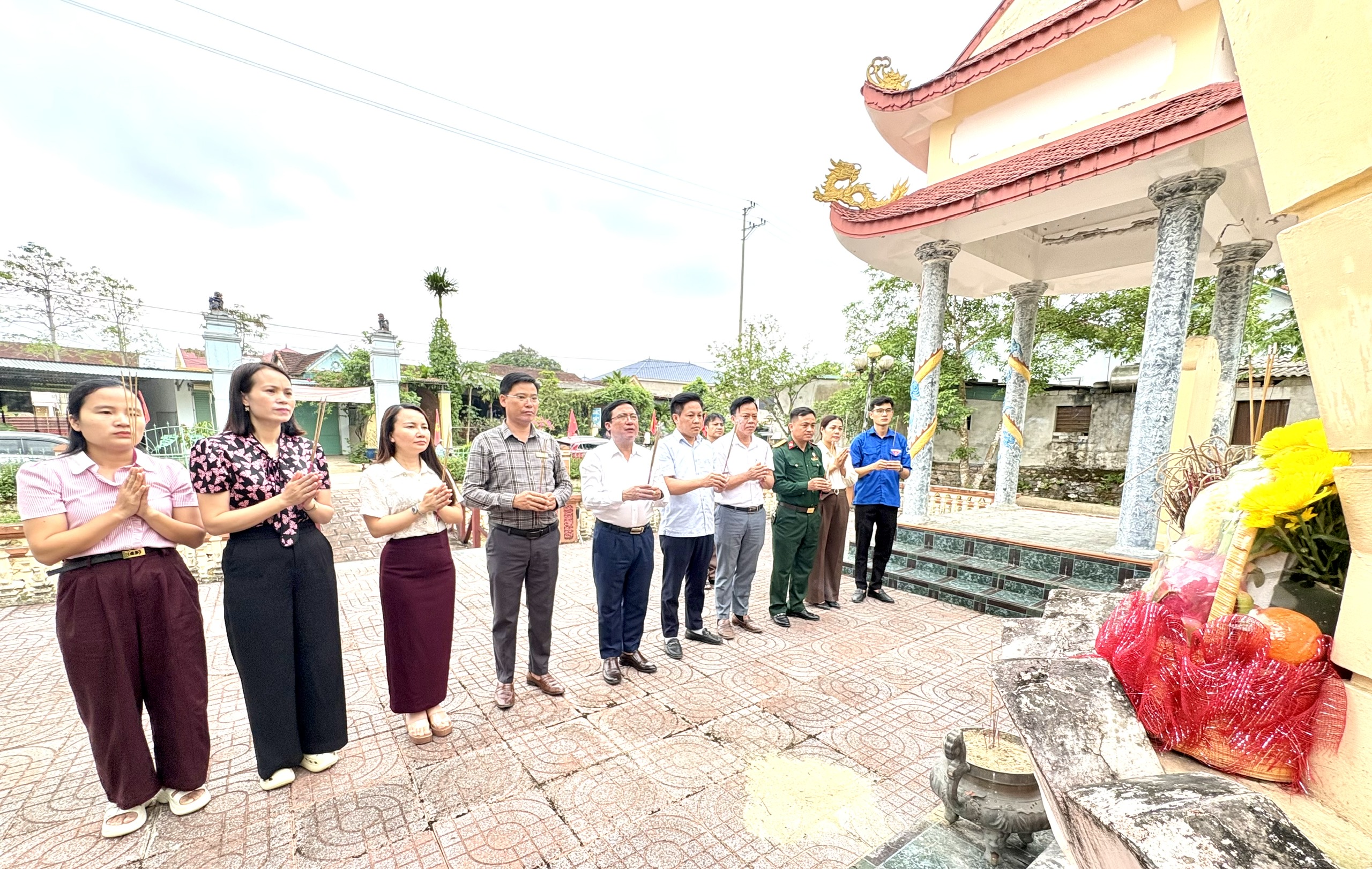 Xã Hương Phố dâng hương tưởng niệm nhân kỷ niệm 51 năm Ngày Giải phóng miền Nam, thống nhất đất nước