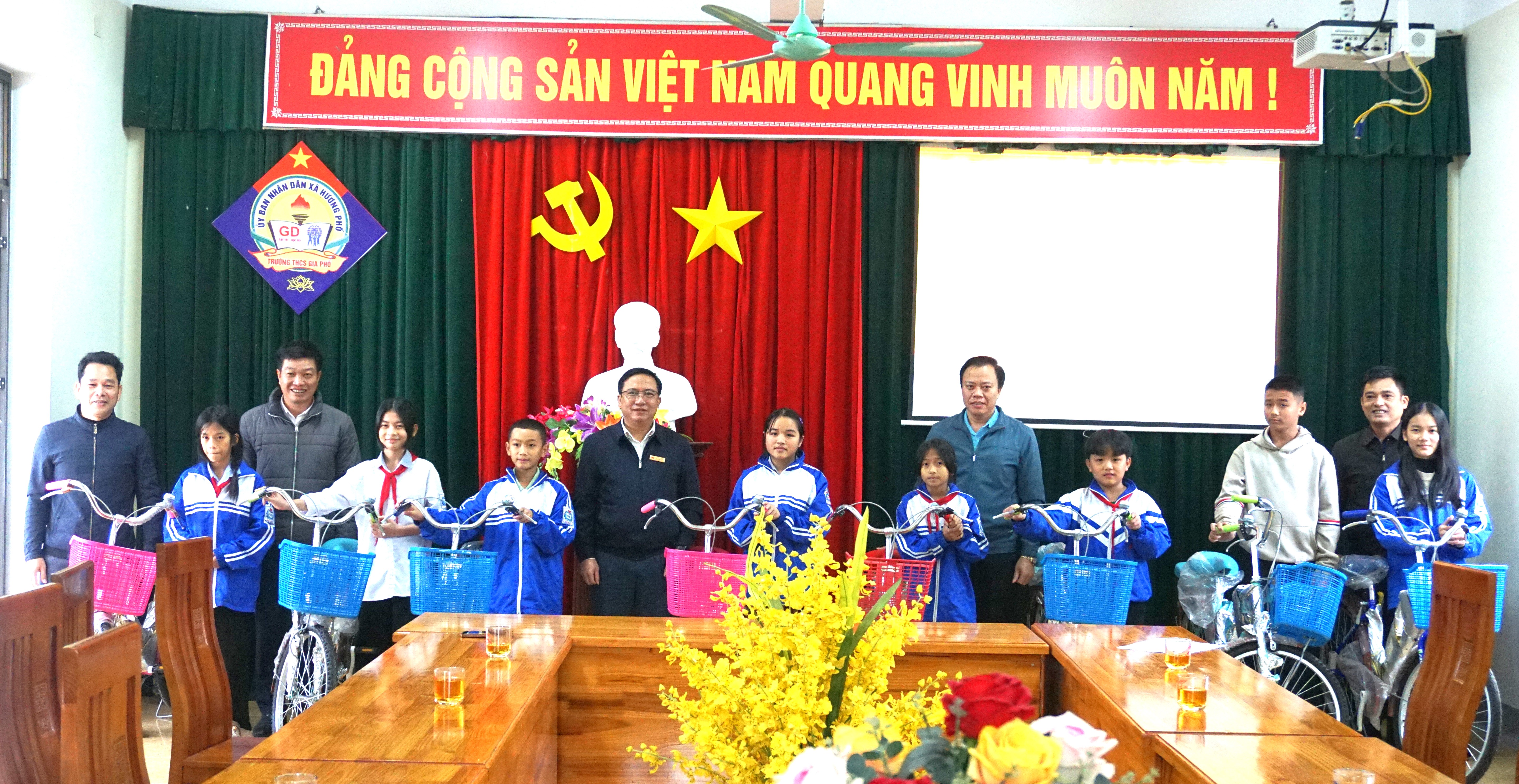 Xã Hương Phố (Hà Tĩnh) trao 20 xe đạp cho học sinh có hoàn cảnh khó khăn