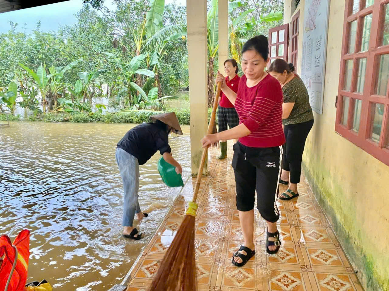 CÁN BỘ CÙNG BÀ CON NHÂN DÂN XÃ HƯƠNG PHỐ CHỦ ĐỘNG DỌN DẸP SAU MƯA LŨ, GIỮ GÌN MÔI TRƯỜNG SẠCH ĐẸP