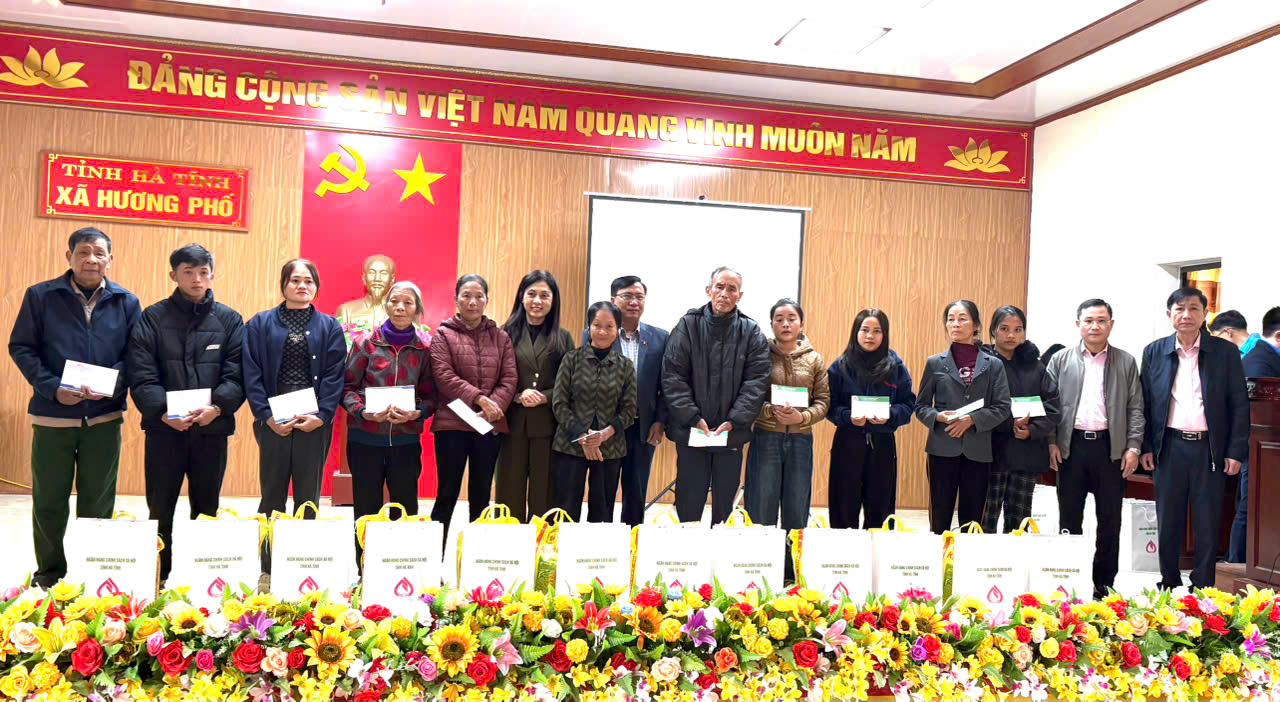 Cơ quan Báo và phát thanh, truyền hình, Ngân hàng Chính sách xã hội, Viện Kiểm sát Nhân dân tỉnh tặng quà tại xã Hương Phố