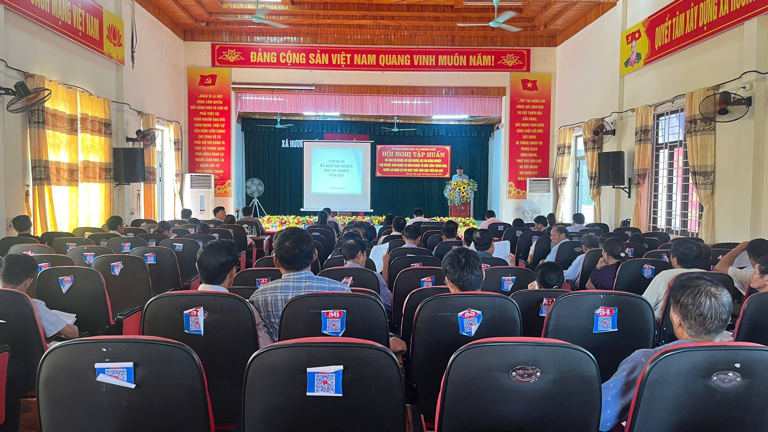 XÃ HƯƠNG PHỐ TỔ CHỨC HỘI NGHỊ TẬP HUẤN RÀ SOÁT HỘ NGHÈO, HỘ CẬN NGHÈO NĂM 2025