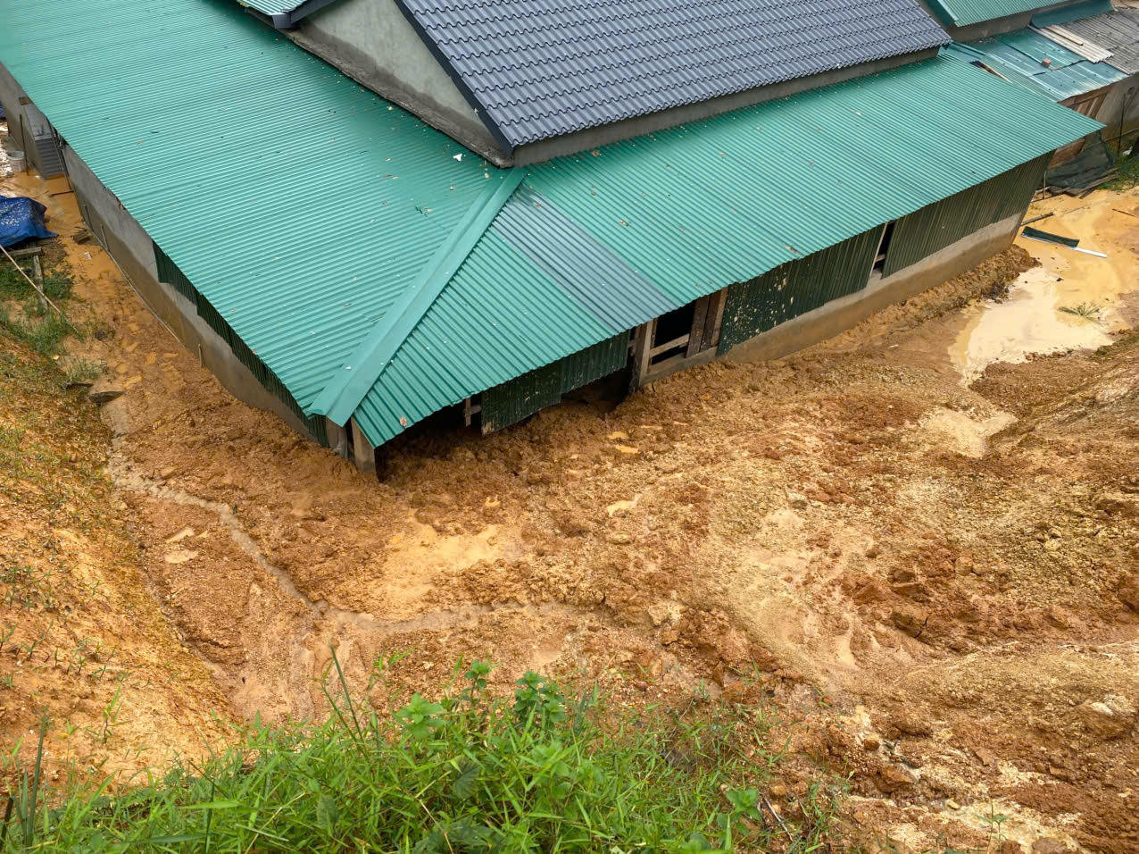 XÃ HƯƠNG PHỐ KHẮC PHỤC HẬU QUẢ SAU BÃO, TRAO QUÀ CỦA ĐẢNG VÀ NHÀ NƯỚC NHÂN DỊP QUỐC KHÁNH 2/9