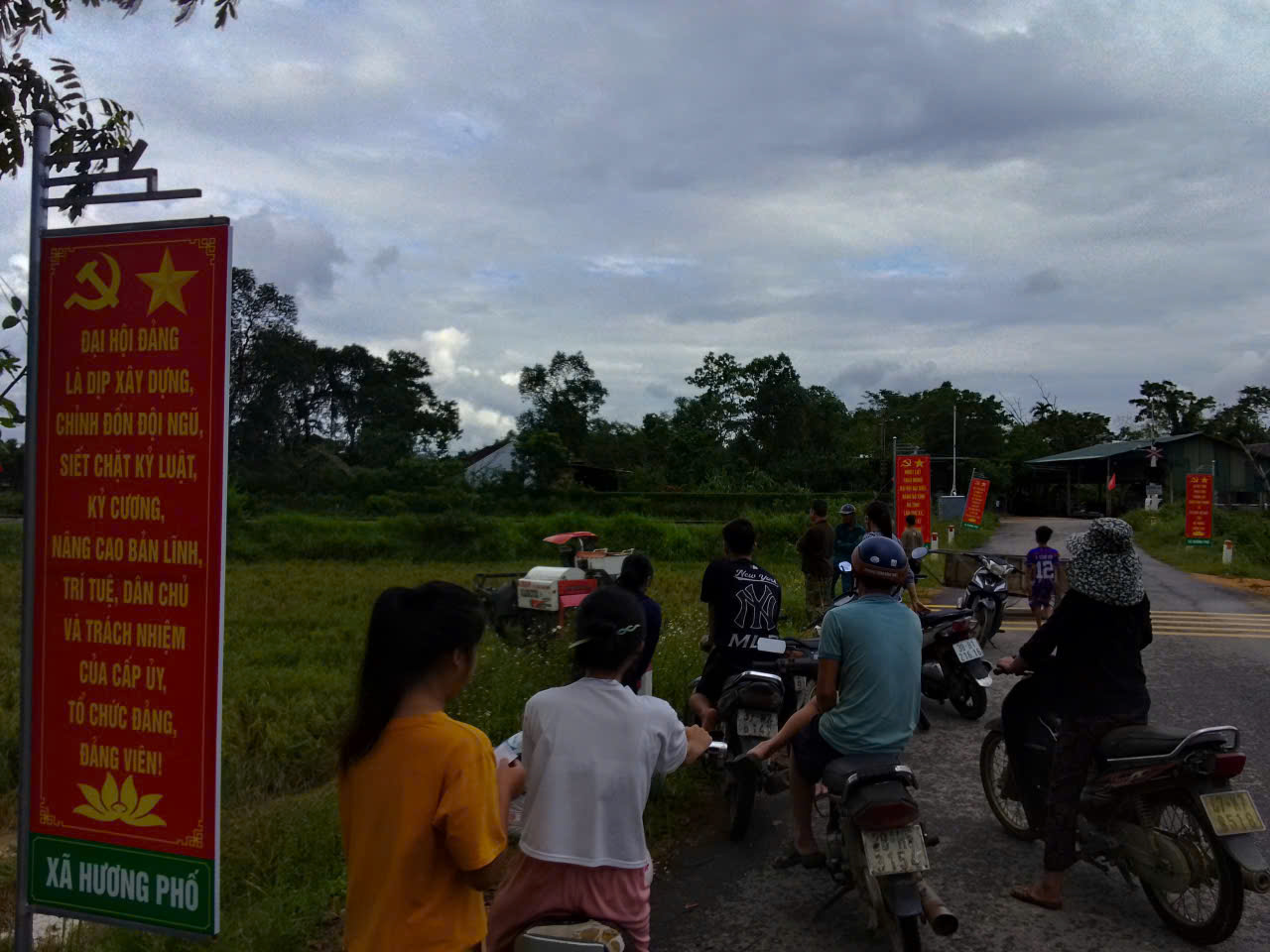 KHẨN TRƯƠNG THU HOẠCH MÙA VỤ ĐỂ CHẠY LŨ – PHƯƠNG CHÂM “XANH NHÀ HƠN GIÀ ĐỒNG”