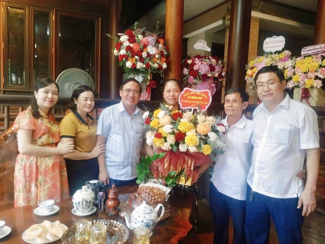 Lãnh đạo xã Hương Phố thăm, chúc mừng các doanh nghiệp nhân Ngày Doanh nhân Việt Nam 13/10