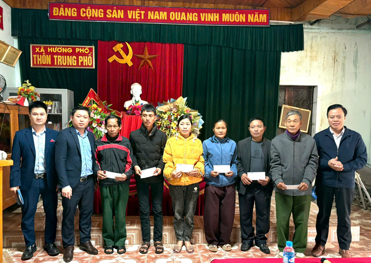 Ngân hàng TMCP Công thương Việt Nam trao quà Tết cho hộ nghèo, hộ khó khăn tại xã Hương Phố