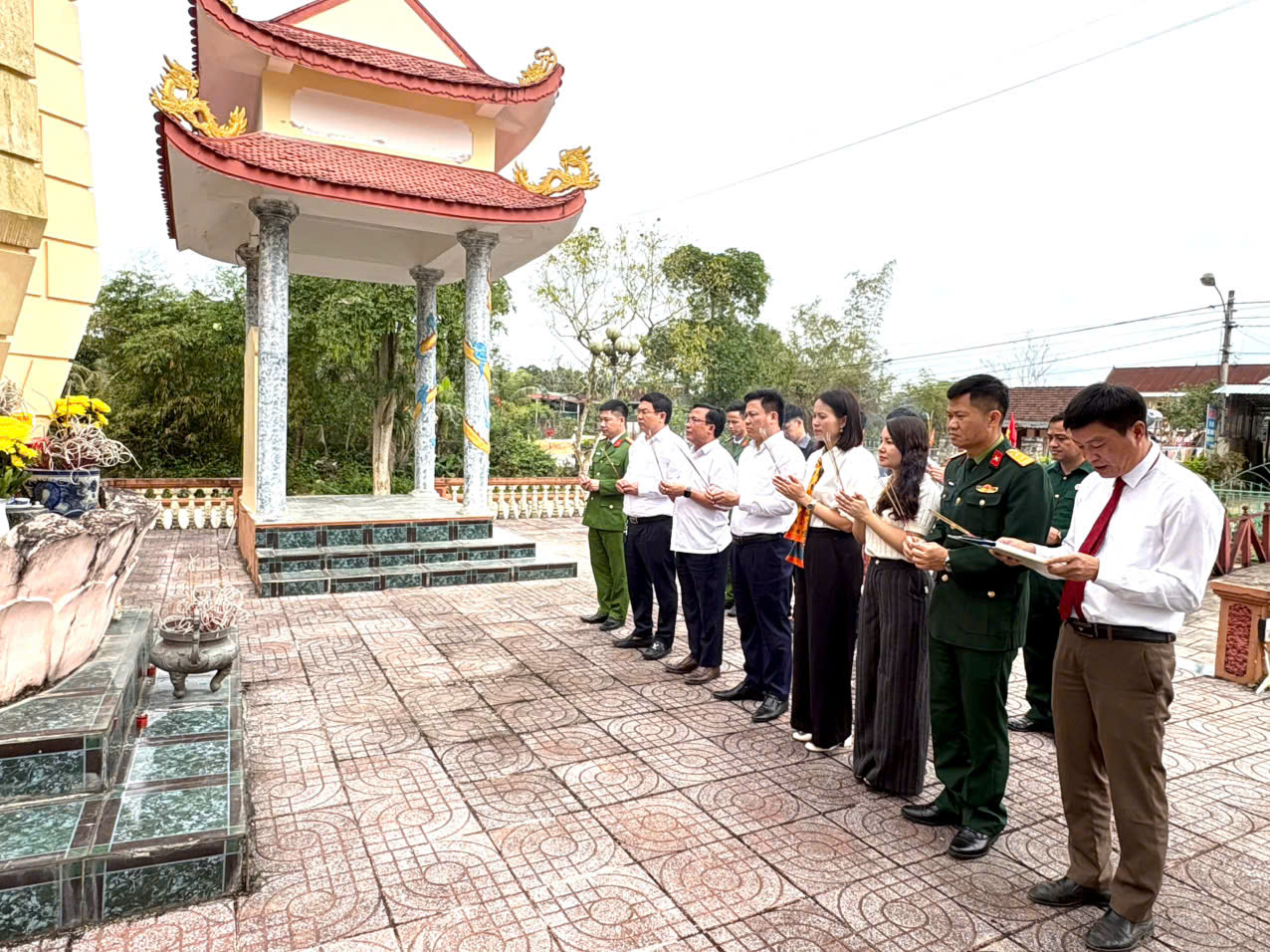 Lãnh đạo xã Hương Phố dâng hương tri ân các anh hùng liệt sĩ nhân dịp Tết Nguyên đán Bính Ngọ 2026