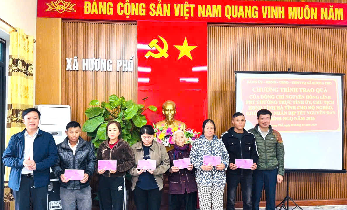 Đồng chí Nguyễn Hồng Lĩnh- Phó Bí thư Thường trực Tỉnh ủy, tặng quà Tết cho các hộ gia đình có hoàn cảnh đặc biệt khó khăn tại xã Hương Phố