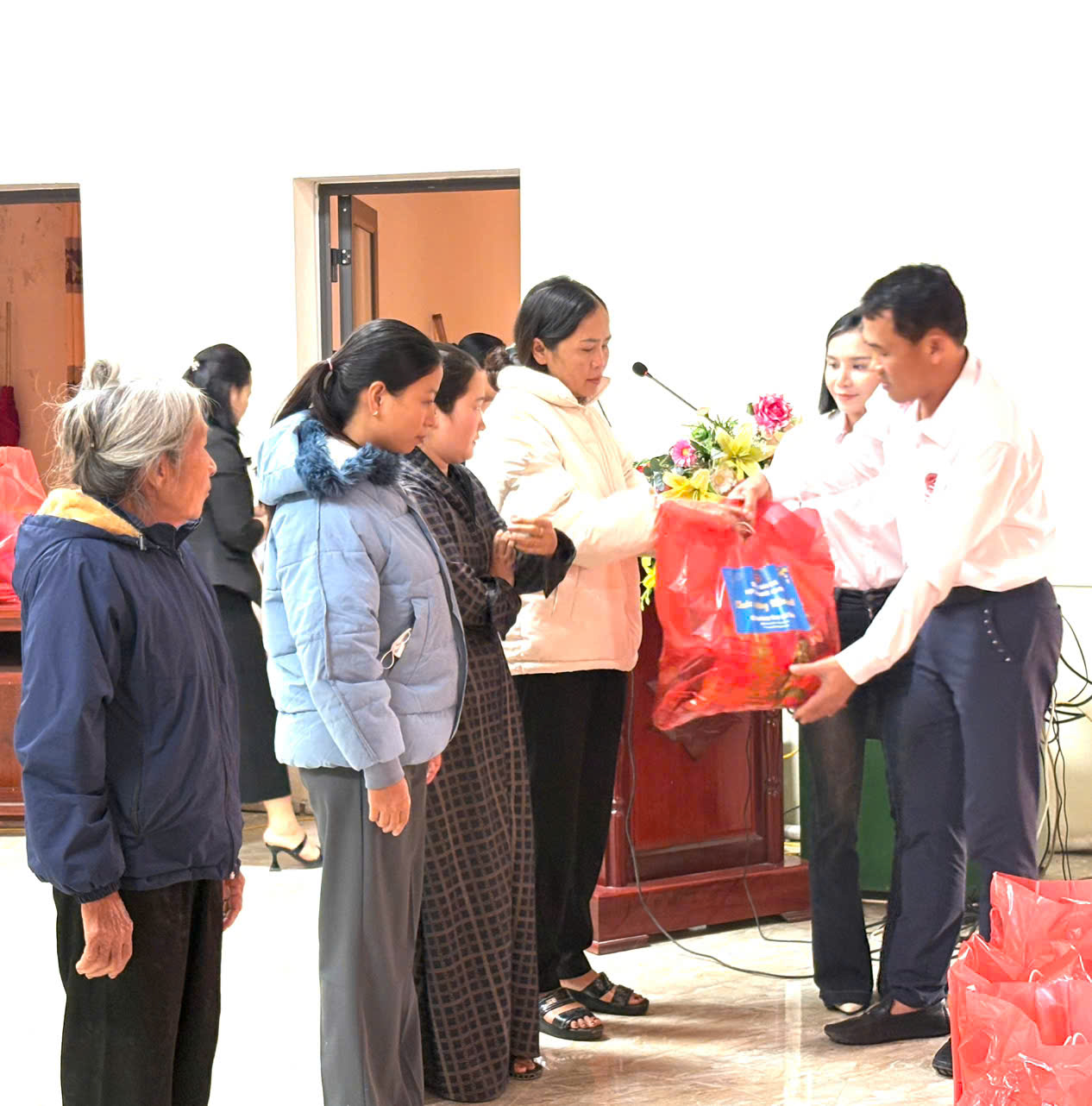 Công ty An Phú – Hà Tĩnh trao 50 suất quà Tết cho hộ khó khăn xã Hương Phố