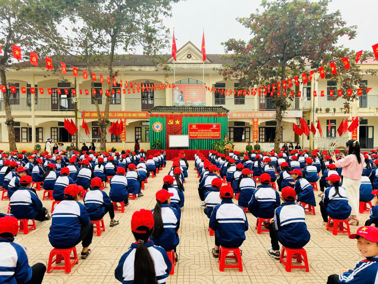 Tuyên truyền phòng, chống mua, bán, sản xuất, tàng trữ, sử dụng vũ khí, vật liệu nổ, công cụ hỗ trợ và pháo trước, trong và sau Tết nguyên đán Bính Ngọ