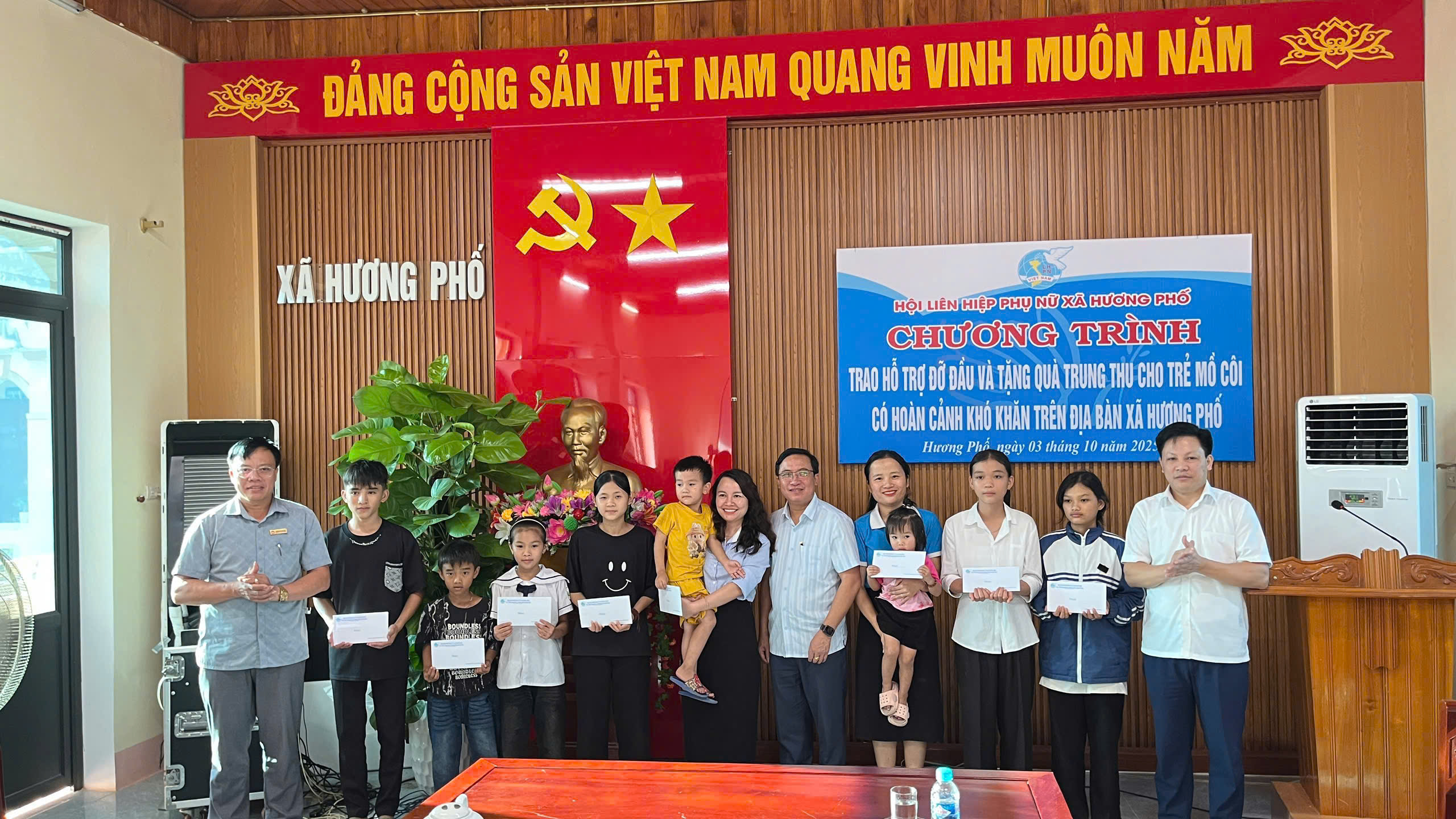Hội LHPN xã Hương Phố tổ chức chương trình “Trao tiền đỡ đầu và tặng quà Tết Trung thu cho trẻ em mồ côi có hoàn cảnh khó khăn”