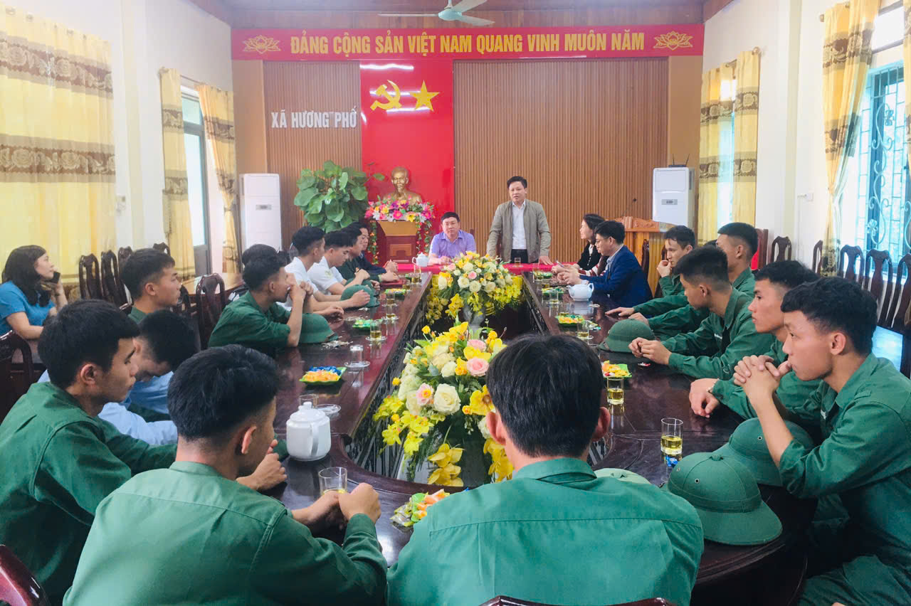 Lãnh đạo xã Hương Phố gặp mặt quân nhân hoàn thành nghĩa vụ quân sự trở về địa phương