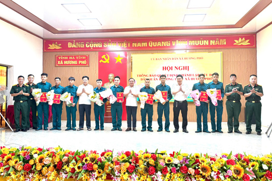 Xã Hương Phố công bố quyết định thành lập Tiểu đội Dân quân thường trực