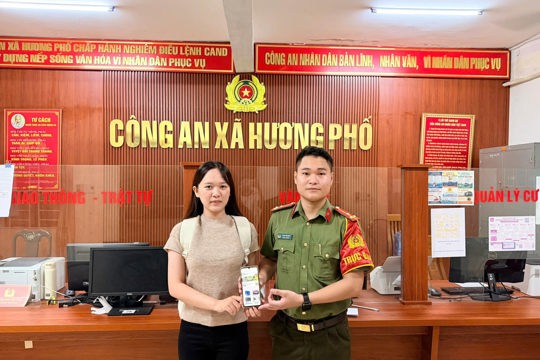 Hai em học sinh nhặt được điện thoại, trao trả người đánh mất