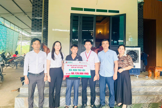 Hơn 60 triệu đồng bảo hiểm Bảo an tín dụng được chi trả cho gia đình khách hàng tại xã Hương Phố
