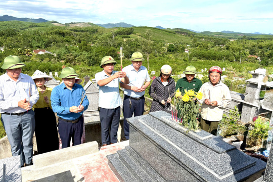 Trao 20 triệu đồng tôn tạo phần mộ Mẹ Việt Nam Anh hùng Nguyễn Thị Ngân 