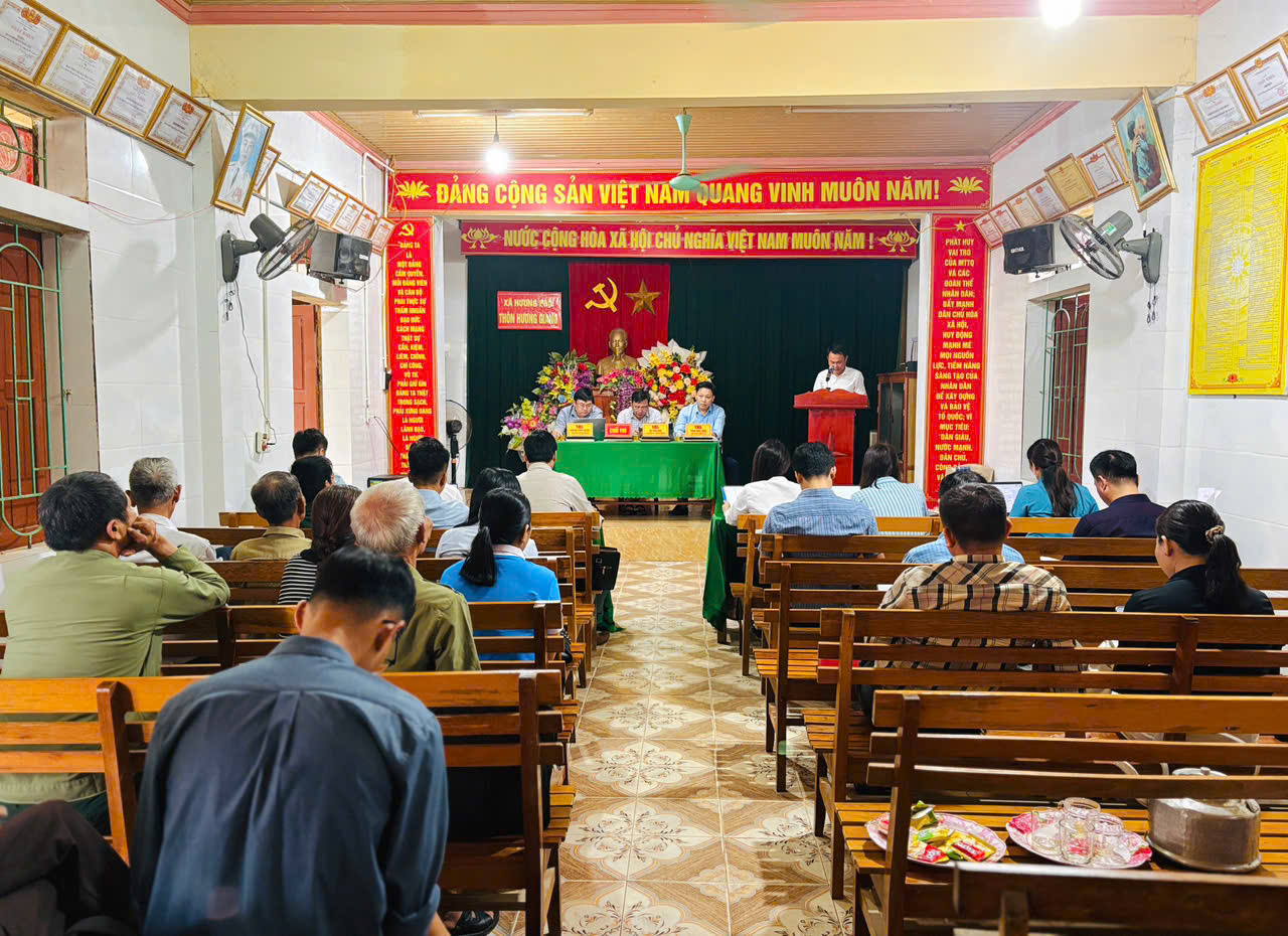 Thường trực, Ban Thường vụ Đảng ủy xã Hương Phố làm việc với cán bộ cốt cán thôn Hương Giang