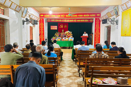 Thường trực, Ban Thường vụ Đảng ủy xã Hương Phố làm việc với cán bộ cốt cán thôn Hương Giang