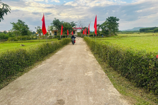 Nhiều thôn trên địa bàn xã Hương Phố ra quân dọn dẹp khuôn viên hội quán, vệ sinh đường làng, ngõ xóm