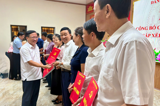 Hương Phố công bố các nghị quyết, quyết định về sắp xếp thôn và kiện toàn tổ chức bộ máy ở cơ sở