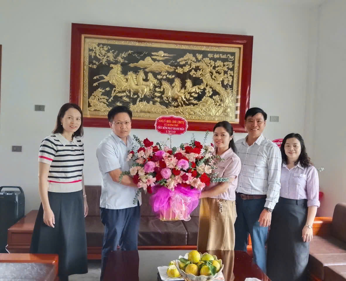 Lãnh đạo xã Hương Phố thăm, chúc mừng doanh nghiệp nhân Ngày Doanh nhân Việt Nam 13/10