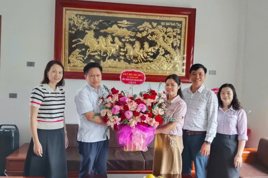Lãnh đạo xã Hương Phố thăm, chúc mừng doanh nghiệp nhân Ngày Doanh nhân Việt Nam 13/10