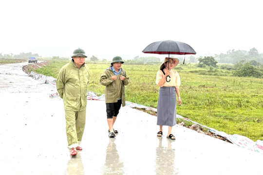 Chủ tịch UBND xã Nguyễn Xuân Quyền kiểm tra các công trình, chủ động ứng phó với mưa lớn