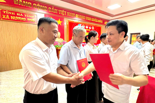 Thường trực Ủy ban MTTQ Việt Nam xã Hương Phố tổ chức Lễ công bố các quyết định sắp xếp, tổ chức lại các chi hội, chi đoàn thôn trên địa bàn